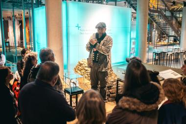 Bei der neuen Erlebnis-Führung "Ruhrpottschnauze" erzählt Archäologe und Museumsschmied Timo Reichelt in Ruhrpottmanier und ohne Schnörkel spannende Anekdoten aus 250 000 Jahren Menschheitsgeschichte.<br>Foto: LWL / Malte Hömberg