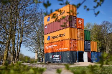 Das eigens errichtete Containergebäude "Global Steps" zählt zu den Höhepunkten der Sonderausstellung.<br>Foto: LWL / Julia Gehrmann