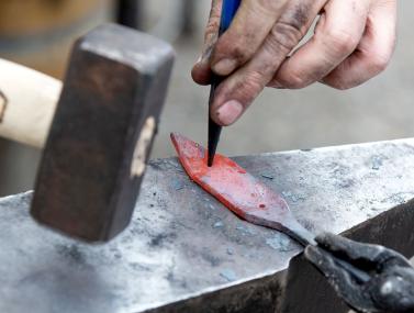 Kinder können Ostersonntag auf Zeche Nachtigall den Schmiedehammer schwingen.<br>Foto: LWL / Walter Fischer