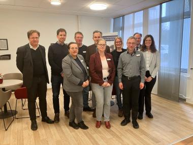 Im Austausch zum erfolgreichen Überwachsungsaudit - die Verantwortlichen der LWL-Kliniken Lippstadt und Warstein gemeinsam mit der Zertifizierungsgesellschaft: (1. Reihe v.l.): Theresa Kliemke, Eva Brinkmann, Dr. Andreas Rödel.<br> (2. Reihe v.l.): Prof. Dr. Roland Bottlender (Ärztlicher Direktor), Tobias Brockmann (Kaufmännischer Direktor), Magnus Eggers (Pflegedirektor), Markus Kuen, Diana Bonk, Matthias Sausbier, Luisa Sommerkamp. (Es fehlt: Dr. Klaus Dressing).<br>Bild: LWL