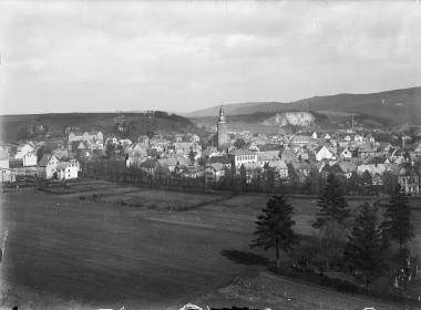 Blick auf Attendorn vom Wolfstein Richtung Osten, in der Bildmitte die katholische Pfarrkirche St. Johannes Baptist, im Hintergrund links der Bieketurm und dahinter das Internat "Collegium Bernardinum", rechts Steinbruch mit der "Attahöhle" (7.4.1912).<br>Foto: LWL/Theodor Frey