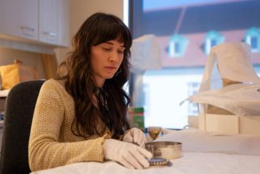 Die Provenienzforscherin Marlene Knut bei ihrer Arbeit im LWL-Museum für Kunst und Kultur in Münster.<br>Foto: LWL/Gregor Wintgens