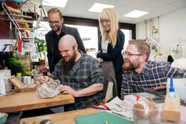 LWL-Kulturdezernentin Dr. Barbara Rüschoff-Parzinger (2.v.r.) verschafft sich einen Überblick über die wichtigsten Funde der letztjährigen Grabungssaison aus Balve.<br>Foto: LWL/Steinweg