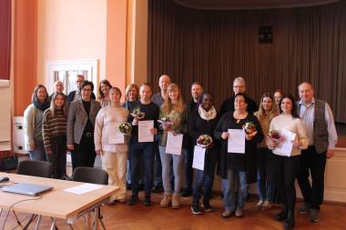 Gruppenbild mit Beteiligten: Gemeinsam haben Trainees, Stationsleiter:innen, Mitarbeitende und die Pflegedirektion um Pflegedirektor Peter Thiemann, Maria Wiggen und Christoph Zahn das Projekt Trainee gestemmt.<br>Foto: LWL 