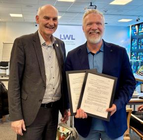 Erfolgreich geprüft: Kaufmännischer Direktor Thomas Job freut sich über die Bestätigung des Zertifikats durch Umweltgutachter Bernhard Schwager.<br>Bild: LWL/Rosa Sommer 