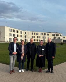 LWL-Maßregelvollzugsdezernent Tilmann Hollweg (r.) und die Hörsteler Klinikdirektoren Dr. Monika Vilsmeier (4.v.l.)  und Stephan Schuchardt (l.) begrüßten die Lüner Bürgermeisterin Martina Förster-Teutenberg (2.v.l.) und den Technischen Beigeordneten Arnold Reeker (3.v.l) im 2024 eröffneten LWL-Therapiezentrum für Forensische Psychiatrie Münsterland.<br>Bild: LWL