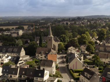 Drohnenaufnahme des Dorfzentrums von Ergste heute. Zu sehen ist die St. Johannis-Kirche der Ev. Kirchengemeinde Ergste.<br>Foto: LWL