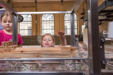 Am Modell können die Gäste nachvollziehen, wie das Schiffshebewerk funktioniert. <br>Foto: LWL / Philipp Harms