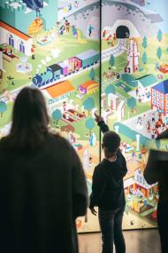 Für Familien ein besonderer Hingucker: Großes Wimmelbild in der aktuellen Sonderausstellung "Mahlzeit!" im LWL-MAK. <br>Foto: LWL-MAK/M. Hömberg