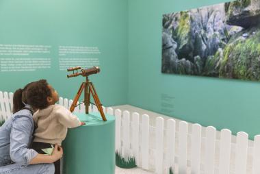 Besuchende des LWL-Museums für Kunst und Kultur haben die Möglichkeit, die neue Familienausstellung "Reiselustig. Unterwegs mit dem Hasen Felix" durch verschiedene Touren zu entdecken. <br>Foto: LWL/ Hanna Neander