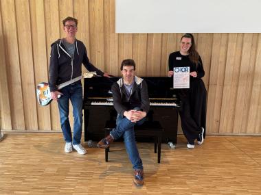 Blicken auf ein erfolgreiches Chorprojekt in der ersten Osterferienwoche zurück: (v.l.) Oliver Kock (Motopäde), Chorleiter Christian Przybyl und Katharina Hövelmann (Ergotherpeutin). <br>Foto: LWL/Antonia Scheefeldt 