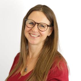 Warnt vor den Folgen früher Mediennutzung: Prof. Dr. Tanja Legenbauer, Leiterin der Forschungsabteilung der LWL-Universitätsklinik Hamm und Mitautorin der DGKJP-Stellungnahme, fordert mehr Medienkompetenz und Schutzräume für Kinder. <br>Bild: LWL