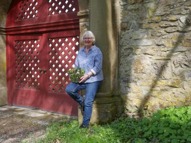 Von wegen Unkraut: Beim Wildkräuterkurs im Kloster Dalheim bringt die Kräuter-Expertin Susanne Weihsbach den Teilnehmerinnen und Teilnehmern die Vielfalt regionaler Wildkräuter näher.<br>Foto: LWL/Dana Giebken