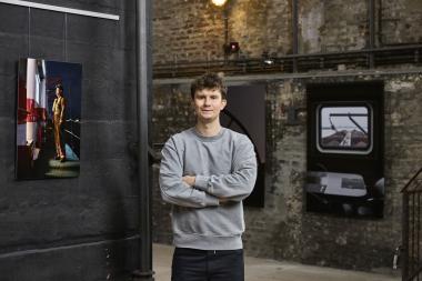 Der Fotograf Khalil Noé Döring führt durch die Sonderausstellung und berichtet Hintergrundinformationen zu seinen Fotografien.<br>Foto: LWL / Philipp Harms