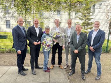 Dem frisch gewählten Vorsitzenden des Herner Forensik-Beirats Dr. Florian Ternes (4.v.l.) und seiner Stellvertreterin Dorothea Schulte gratulierten LWL-Maßregelvollzugsdezernent Tilmann Hollweg und der LWL-Direktor, Dr. Georg Lunemann, sowie die Klinikdirektoren Prof. Boris Schiffer, Axel Schröder und Thomas Job (v.l.)<br>Foto: LWL/Schufi