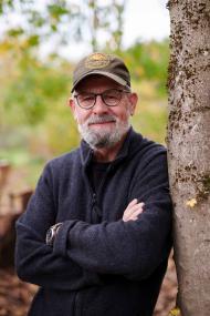 Wildnispädagoge Stefan Alberts von der LWL-Klinik Hemer lädt alle Interessierten am Tag des Wanderns zum Waldbaden ein.<br>Bild: LWL / Nikolaus Urban 