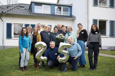 Die Tagesklinik wird heute von Maximilian Wiek (Mitte vorne) geleitet. Es gibt sie seit ei-nem Vierteljahrhundert in Borghorst. Auch künftig behandelt das Team psychisch kranke Menschen mit modernen Therapien und wohnortnah. <br>Foto: Nikolaus Urban/LWL