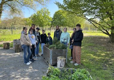 LWL-Biologe Dr. Felix Althoff (4. v. re.) ging mit den Jugendlichen in den Museumsgarten und stellte die pflanzliche Biodiversität im Garten vor. <br>Foto: LWL/Fialla 