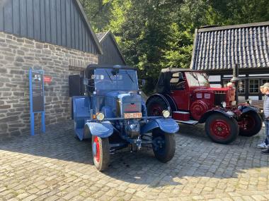 Über 200 historische Trecker wie diese beiden Lanz Bulldogs kommen am 1. Mai zum Treckertreffen ins LWL-Freilichtmuseum Hagen. <br>Foto: LWL