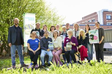 LWL-Kulturdezernentin Dr. Barbara Rüschoff-Parzinger (3.v.r.) hat die Gewinne zu den "Tagen der Gärten und Parks in Westfalen-Lippe übergeben. <br>Foto: LWL / Daniel Witte