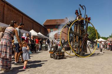 Zeitreisende und Steampunks mischen sich unter das Publikum beim Internationalen Familienfest. <br>Foto: LWL / Sven Betz
