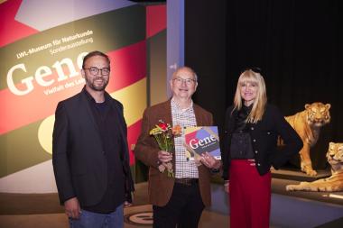 LWL-Kulturdezernentin Dr. Barbara Rüschoff-Parzinger (re.) und Museumdirektor Dr. Jan Ole Kriegs (li.) begrüßten den 250 000. Besucher Dr. Klaus Zanken in der Sonderausstellung "Gene - Vielfalt des Lebens".<br>Foto: Daniel Witte/Fotografie Witte Wattendorf GmbH