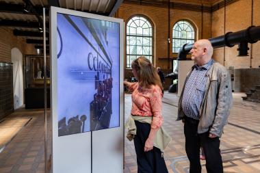 Auf dem drehbaren Monitor ist die ehemalige Schalttafel der Maschinenhalle zu sehen.<br>Foto: LWL / Julia Gehrmann 