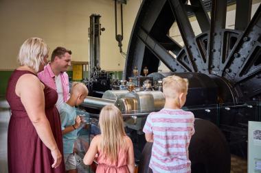 Die historische Dampffördermaschine ist am Feiertag und Sonntag mehrmals in Betrieb zu sehen.<br>Foto: LWL / Julia Gehrmann