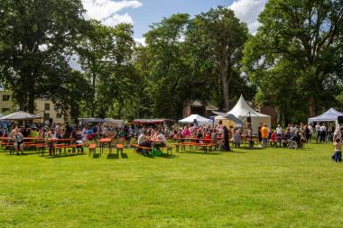 Die Wiese am Festsaal auf dem Gelände Klinikums Gütersloh des Landschaftsverbandes Westfalen-Lippe (LWL) wird am Freitag (12.6.) zu einem Ort für Begegnung, Unterhaltung, Information und leckeres Essen - das Parkfest findet dann statt.<br> Foto: LWL 