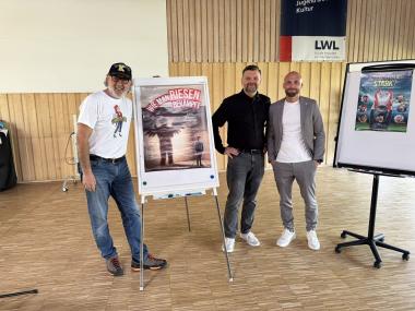 Setzen sich gemeinsam für die mentale Gesundheit junger Menschen ein (v.l.): Coach und Autor David Kadel, Dr. Daniel Napieralski-Rahn (Kaufmännischer Direktor LWL-Uniklinik Hamm) und BVB-Sportdirektor Ole Book, beim Mutmach-Event in der Klinik-Aula.<br>Foto: LWL/Antonia Scheefeldt