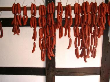 Die Mettwürstchen aus den Museumsbetrieben gehören zu den Höhepunkten eines Besuches im LWL-Freilichtmuseum Hagen.<br>Foto: LWL/ Heike Wippermann