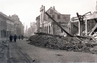 Bombenschäden in der Heggerstraße, März 1945. Auf der rechten Seite die zerstörte Gaststätte "Märkischer Hof".<br>Foto: Stadtarchiv Hattingen