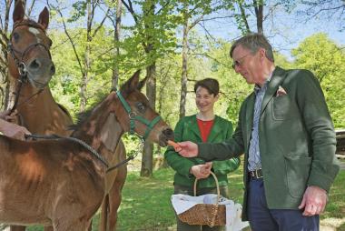 Frisch getauft: Das Senner Fohlen "Felix Lippia" mit seiner Mutter Odette - rechts Taufpate Stephan Prinz zur Lippe und Museumsdirektorin Dr. Marie Luisa Allemeyer.<br>Foto: LWL/Jähne