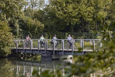 Herbert Niewerth (rechts) leitet die Tour nach Herne-Wanne.<br>Foto: LWL/ Julia Gehrmann