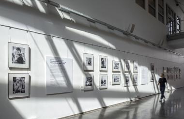 Lichtstimmung in der Fotoausstellung "Photographies de Presse de Helmut Orwat / Des Photos quotidiennes de la région" von LWL-Medienzentrum und LWL-Museumsamt im "Coeur de Ville", Vincennes, Frankreich, 04/2026. <br>Foto: LWL/Stephan Sagurna 