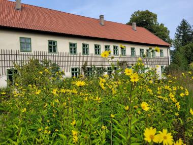 Am 17. Mai gibt es in der Glashütte Gernheim Führungen in vielen verschiedenen Sprachen. Im blühenden Garten des Herrenhauses können Besucherinnen und Besucher picknicken.<br>Foto: LWL