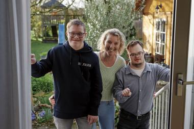 Wally Böing ist seit 29 Jahren Pflegemutter. "Das sind alles unsere Kinder", sagt sie über Cederik (l.) und Julien (r.).<br>Foto: LWL/Nikolaus Urban