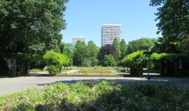 Stadtgarten Gelsenkirchen, Blick über die Zeppelinallee und die Pergola auf den Rosengarten. <br>Foto: LWL/Christof Baier 