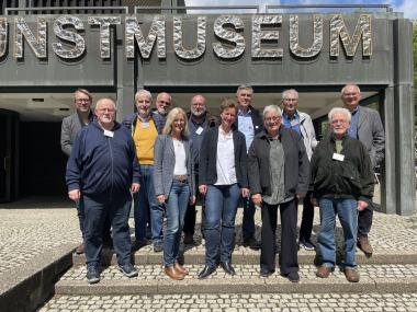 Die DNK-Preisträger trafen sich im Kunstmuseum Bochum. Mit dabei: Barbara Jessel, Bürgermeisterin der Stadt Bochum (4. v. r.), Dr. Hans H. Hanke, 1. Vorsitzender der Kortum-Gesellschaft (r.), Dr. Simone Meyder Leiter des Referats für Praktische Denkmalpflege beim LWL-Denkmalfachamt (6. v. r.)<br>Foto: LWL