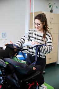 Pflegekräfte begleiten Kinder und Jugendliche mit komplexen Unterstützungsbedarfen während des Schulalltags. Ziel ist es, individuelle Fähigkeiten zu fördern und den Kindern ein möglichst selbstbestimmtes Leben zu ermöglichen.<br>Foto: LWL/Haslauer 