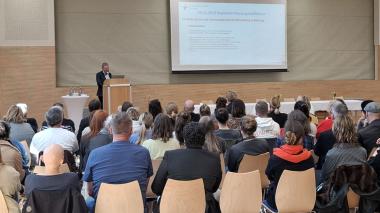 Zahlreiche Expertinnen und Experten kamen zur StäB-Regionalkonferenz Nord-West an die LWL-Klinik Dortmund. Hier zu sehen ist Stefan Wierzba, Chefarzt im St.-Laurentius-Stift Waltrop, bei seinem Vortrag "StäB in 100 Tagen".<br>Bild: LWL/Philip Stenger