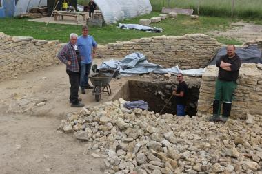 Kim Wegener (rechts im Bild) bei der Ausgrabung auf der Holsterburg.<br>(Foto: LWL/ M. Thede)
