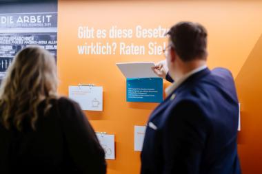 <b>Grund zum Feiern:</b> Zum Ehrentag des Grundgesetzes lädt das Kloster Dalheim zu einem kostenfreien Besuch in die frisch eröffnete Sonderausstellung "Die Macht der Regeln! Zwischen Freiheit und Kontrolle" ein.<br>Foto: LWL/Besim Mazhiqi