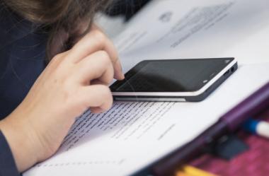 Das Projekt "Demokratie on demand" unterstützt Lehrkräfte und pädagogische Fachkräfte dabei, Kindern und Jugendlichen einen reflektierten Umgang mit Informationen aus den sozialen Medien zu vermitteln.<br>Foto: LWL-MZW / Urheber: Patrick Schulte
