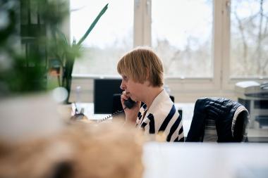 Sabrina Führer arbeitet seit einigen Jahren in der Telefonzentrale der Universität Witten-Herdecke.<br>Foto: LWL/Nikolaus Urban 