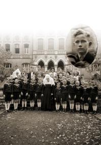 Paul Brune mit anderen Jugendlichen vor dem St. Johannes-Stift Marsberg, um 1950.<br>Foto: LWL/Josef von Rüden
