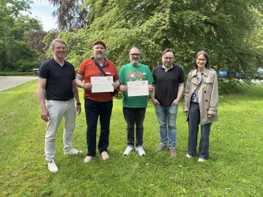 Pflegedirektor Magnus Eggers, Chefarzt des Zentrums für Sozialpsychiatrie Dr. Sascha Dargel und Erziehungswissenschaftlerin Dr. Christiane Tilly gratulieren Tobias Hans Nandelstädt (2. v.l.) und Jens Schulte im Hofe (3. v.l.) zur bestandenen Weiterbildung.<br>Foto: LWL/Enrica Gore
