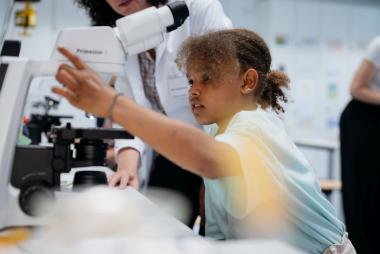 Auf die Spuren des ganz Kleinen können Interessierte im Workshop "Mikroskopieren" im LWL-Museum für Naturkunde gehen.<br>Foto: LWL/Steinweg