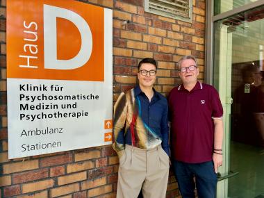 Der neue Leiter der LWL-Universitätsklinik für Psychosomatik Bochum, Prof. Dr. Georgios Paslakis (l.), wird begrüßt vom Ärztlichen Direktor des LWL-Universitätsklinikums Bochum, Prof. Dr. Georg Juckel.<br>Bild: LWL/Rosa Sommer 