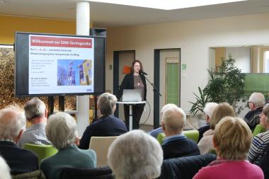Mehr als 100 Besucherinnen und Besucher beim Vortrag von Dr. medic. Alina Butnaru, komm. Chefärztin der Neurologie.<br>Foto: LWL/Dresmann 